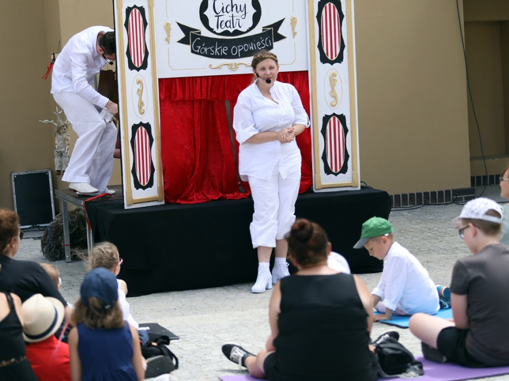 Plenerowy spektakl pod głogowskim teatrem. Były dzieci i rodzice