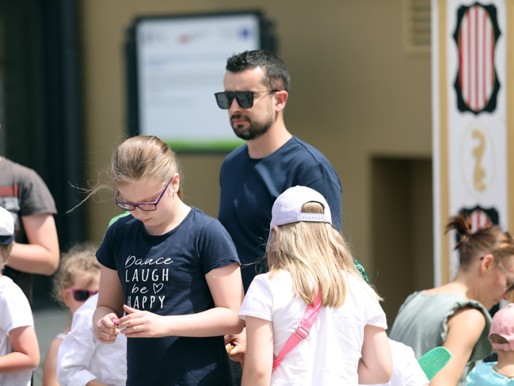Plenerowy spektakl pod głogowskim teatrem. Były dzieci i rodzice