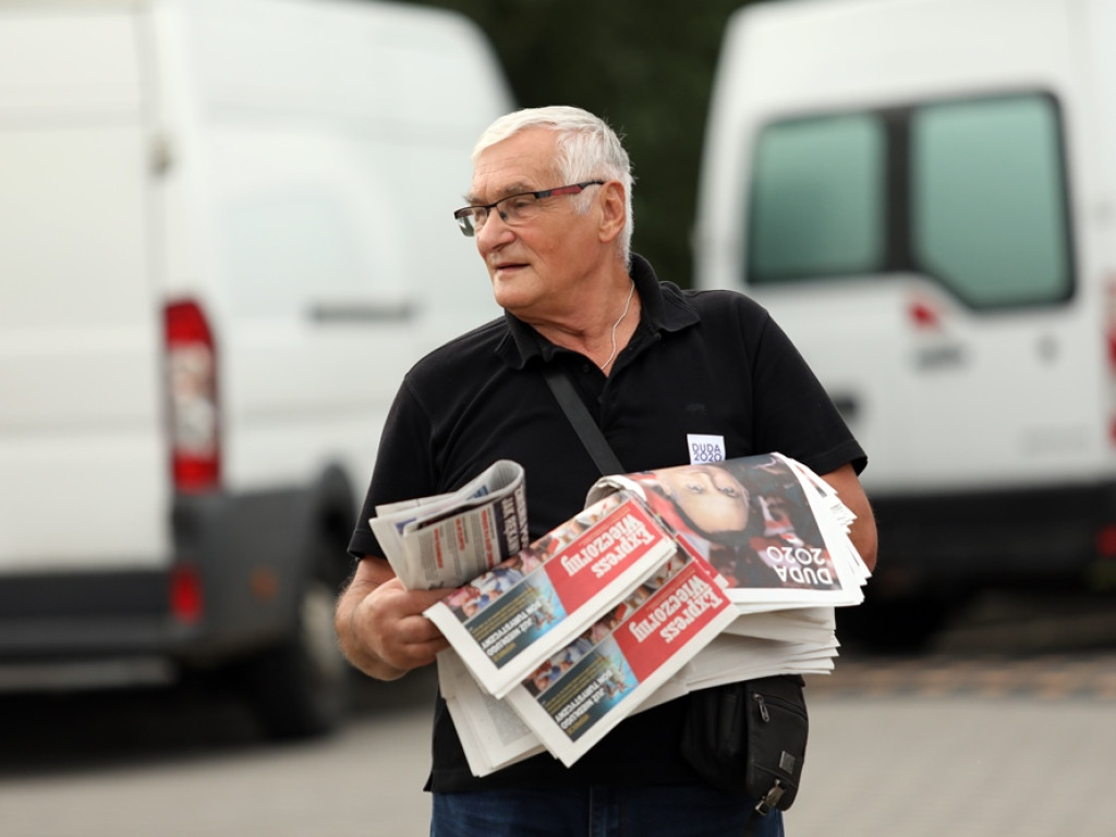 Poseł mobilizuje głogowian na targowisku: Zagłosujcie na prezydenta Dudę