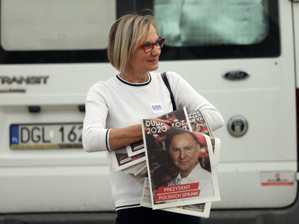 Poseł mobilizuje głogowian na targowisku: Zagłosujcie na prezydenta Dudę