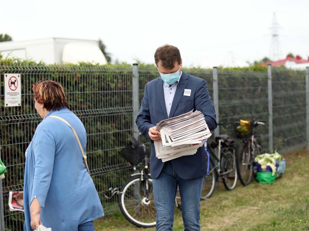 Poseł mobilizuje głogowian na targowisku: Zagłosujcie na prezydenta Dudę