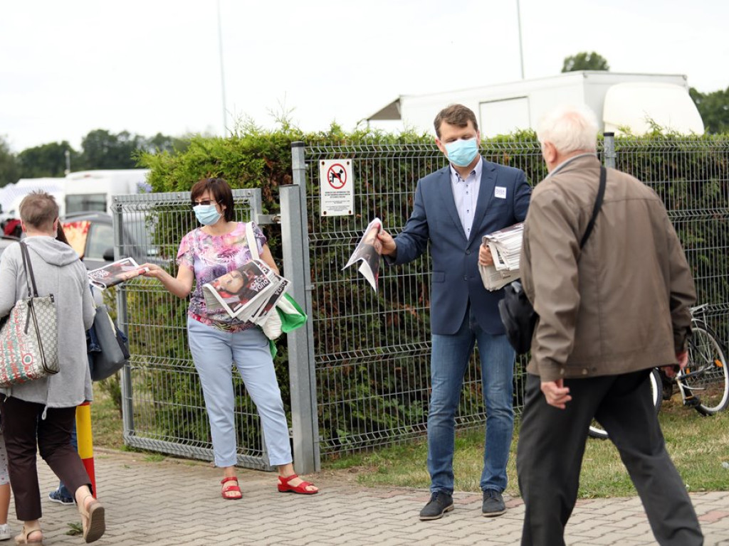 Poseł mobilizuje głogowian na targowisku: Zagłosujcie na prezydenta Dudę
