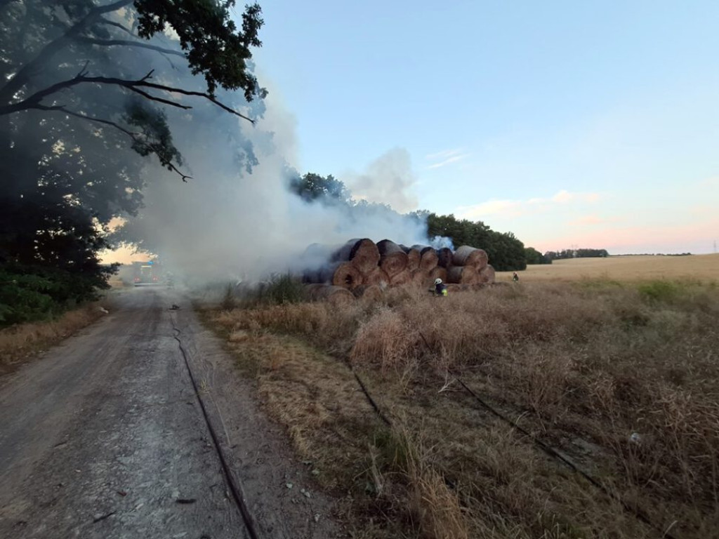 Ogromny pożar stogu słomy. Policja zabezpieczyła... podpałkę do grilla