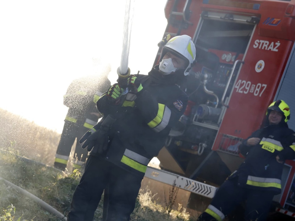 Ogromny pożar stogu słomy. Policja zabezpieczyła... podpałkę do grilla