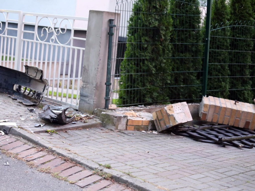 Jechał po pijaku i uderzył w ogrodzenie. Potem uciekał... boso