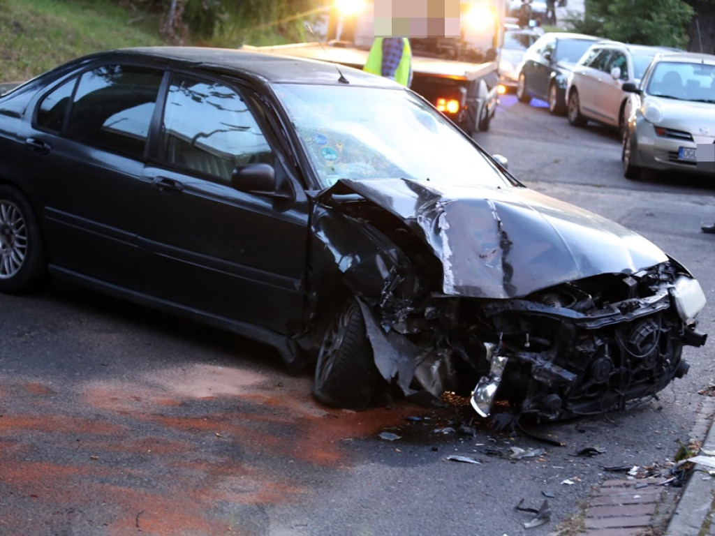 Jechał po pijaku i uderzył w ogrodzenie. Potem uciekał... boso