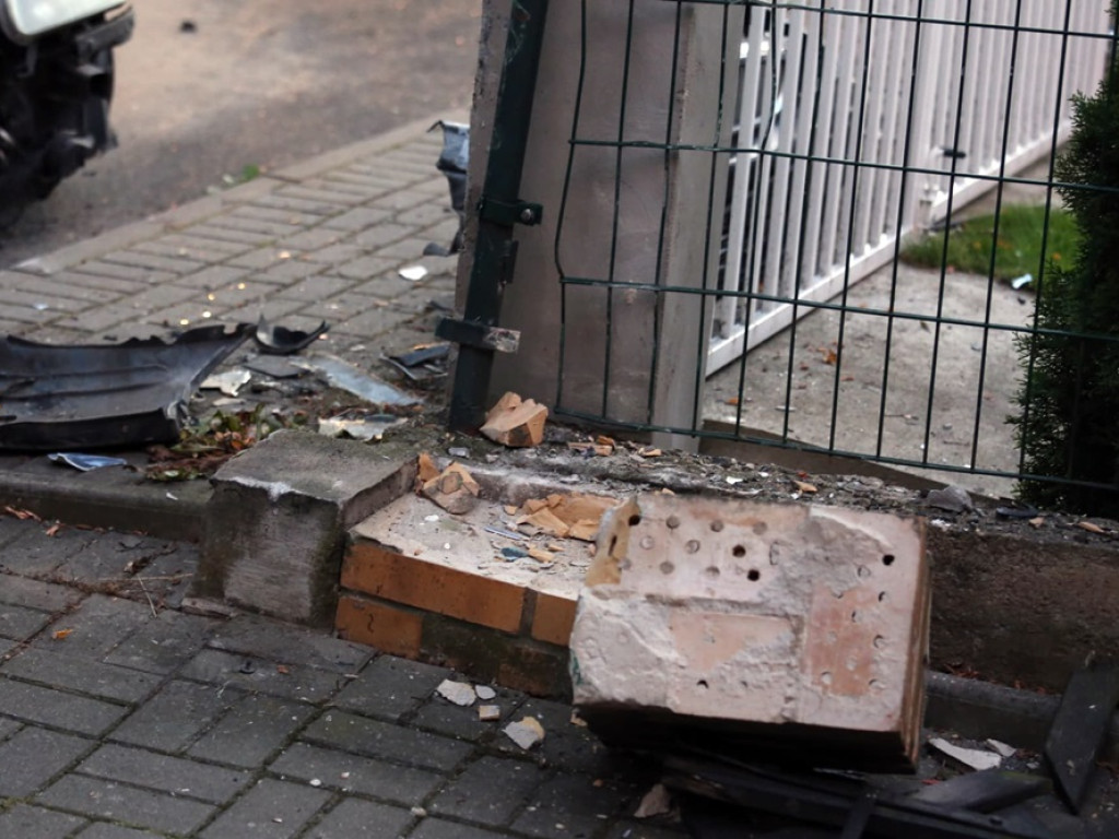 Jechał po pijaku i uderzył w ogrodzenie. Potem uciekał... boso