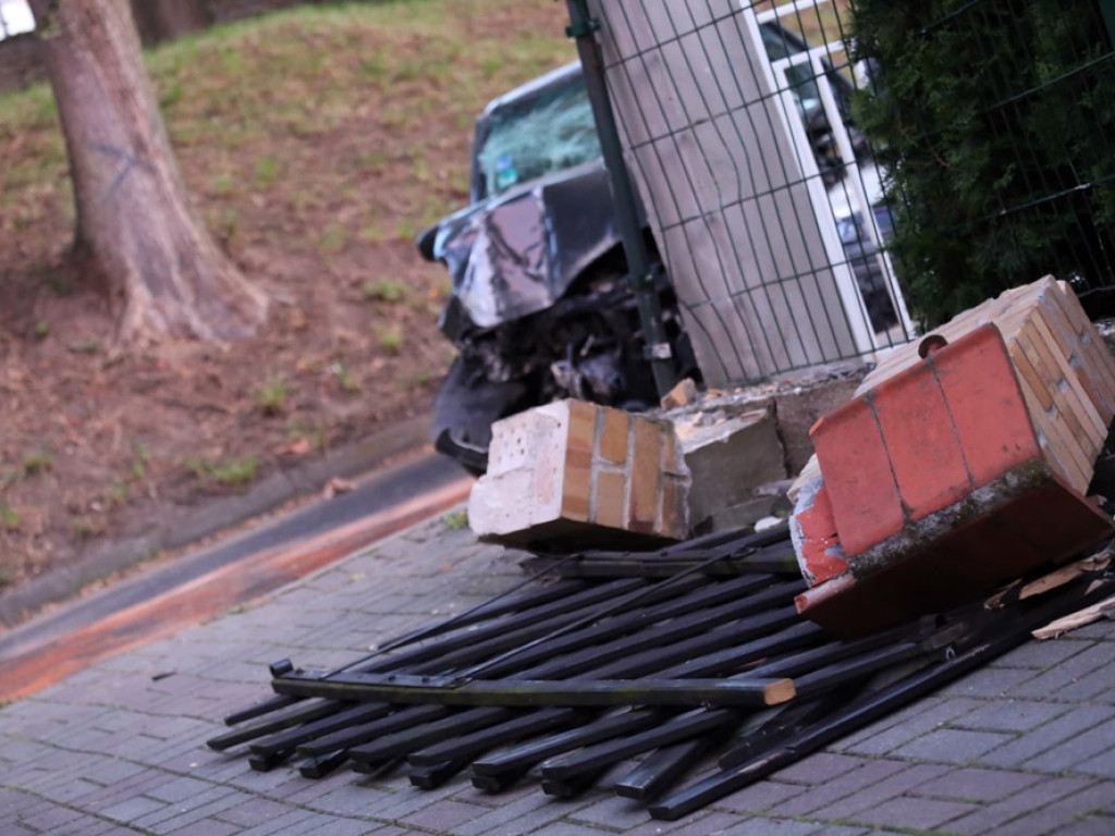 Jechał po pijaku i uderzył w ogrodzenie. Potem uciekał... boso
