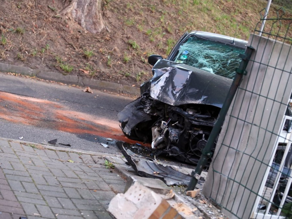 Jechał po pijaku i uderzył w ogrodzenie. Potem uciekał... boso