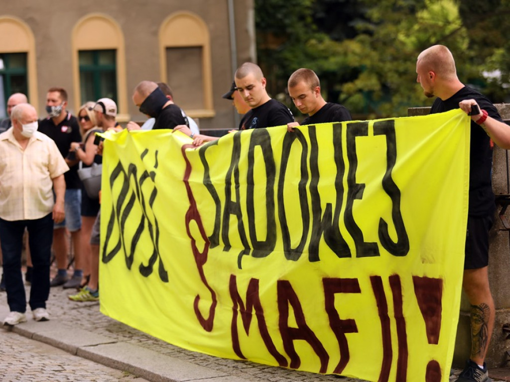 Pikieta pod sądem. Radomski: Chruszcz nie popełnił samobójstwa. Nadepnął wielu osobom na odcisk