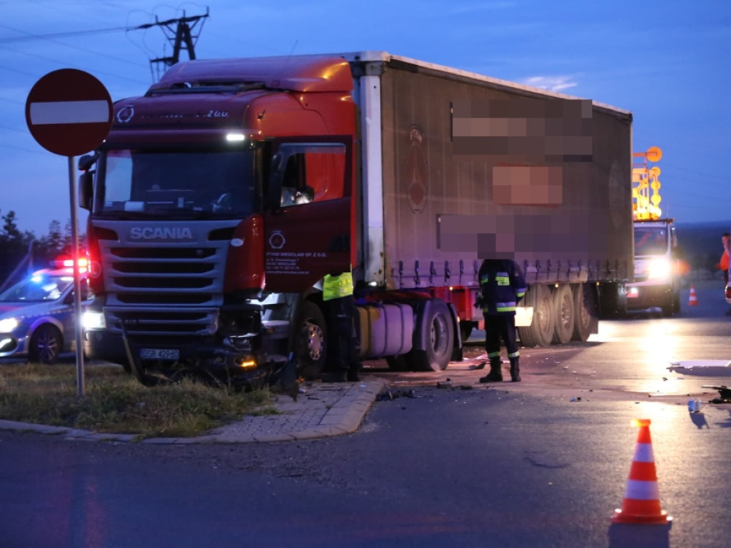 Ciężarówka nie zatrzymała się przed znakiem 