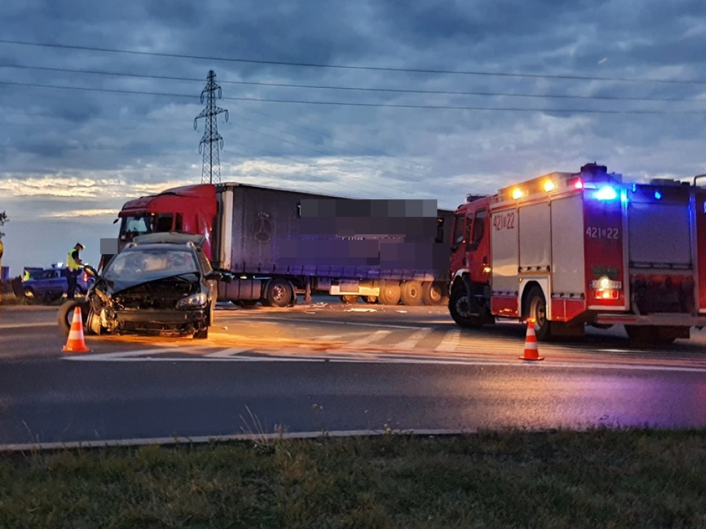 Ciężarówka nie zatrzymała się przed znakiem 