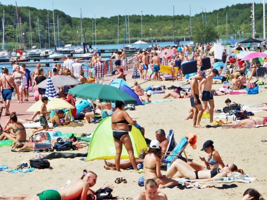 Regaty, turniej tenisa i tłumy na plaży w Sławie!