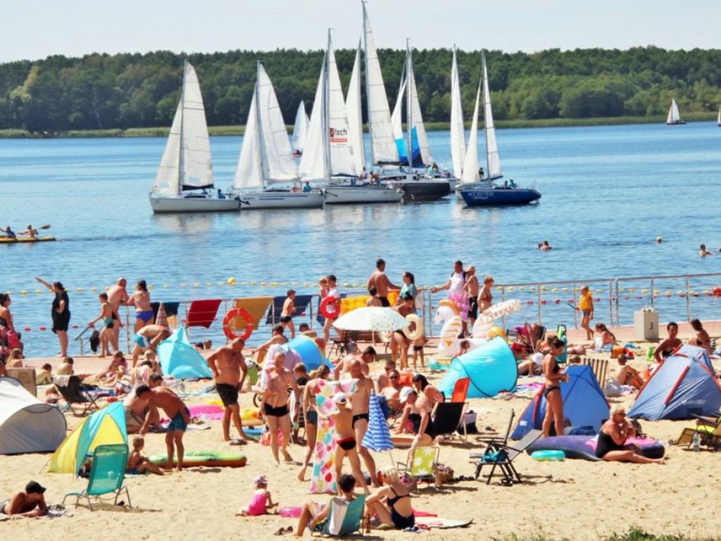 Regaty, turniej tenisa i tłumy na plaży w Sławie!