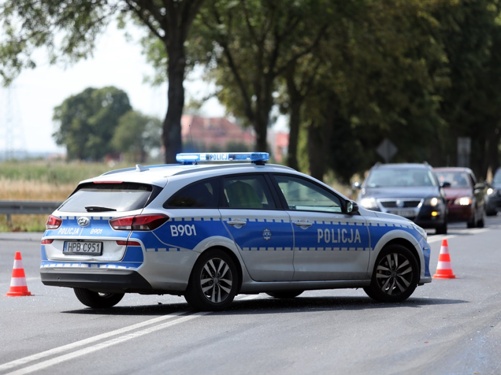 Poważny wypadek. Młody mężczyzna zakleszczony w BMW