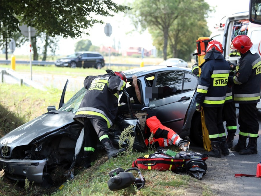 Poważny wypadek. Młody mężczyzna zakleszczony w BMW