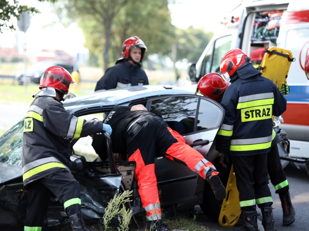 Poważny wypadek. Młody mężczyzna zakleszczony w BMW