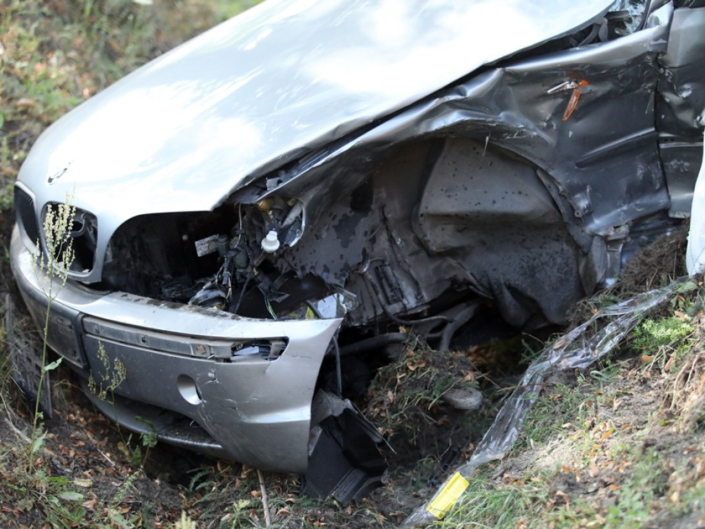 Poważny wypadek. Młody mężczyzna zakleszczony w BMW
