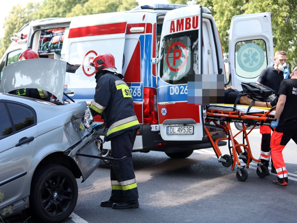 Poważny wypadek. Młody mężczyzna zakleszczony w BMW
