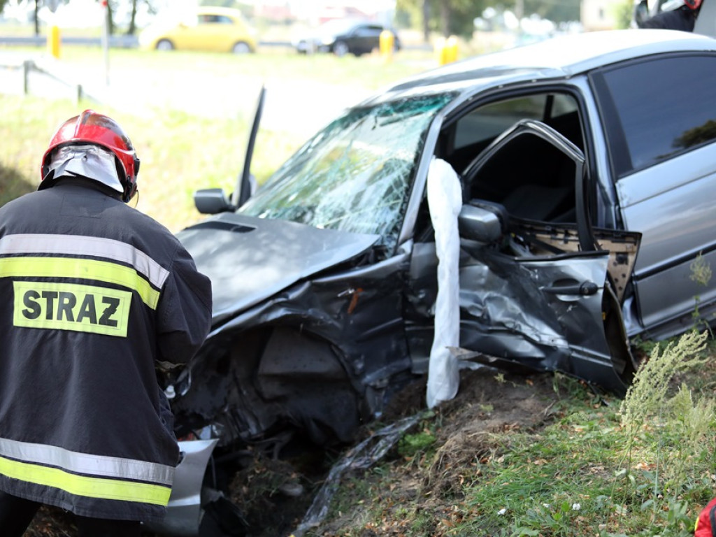 Poważny wypadek. Młody mężczyzna zakleszczony w BMW