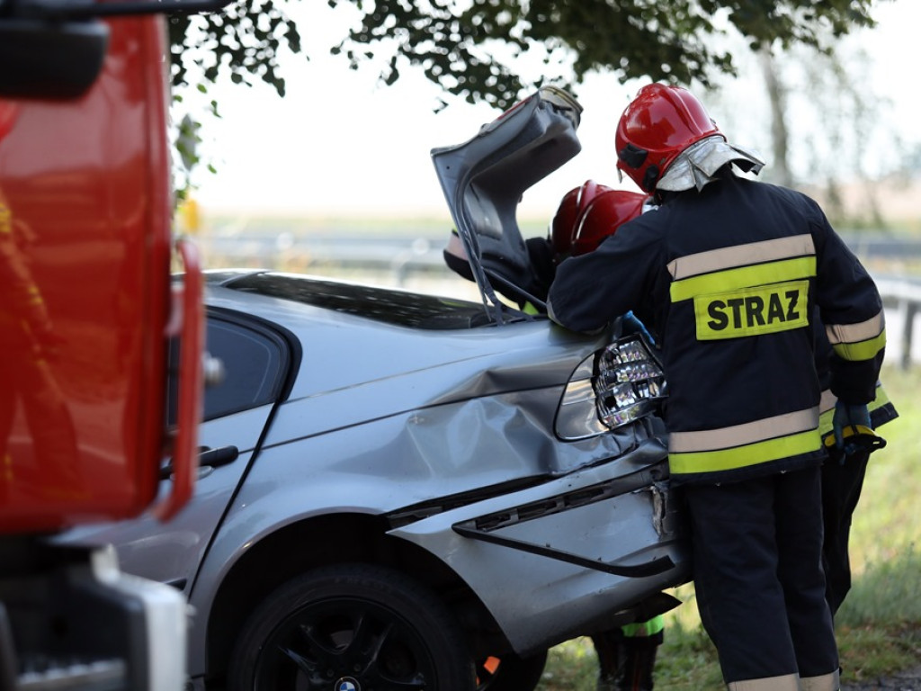 Poważny wypadek. Młody mężczyzna zakleszczony w BMW