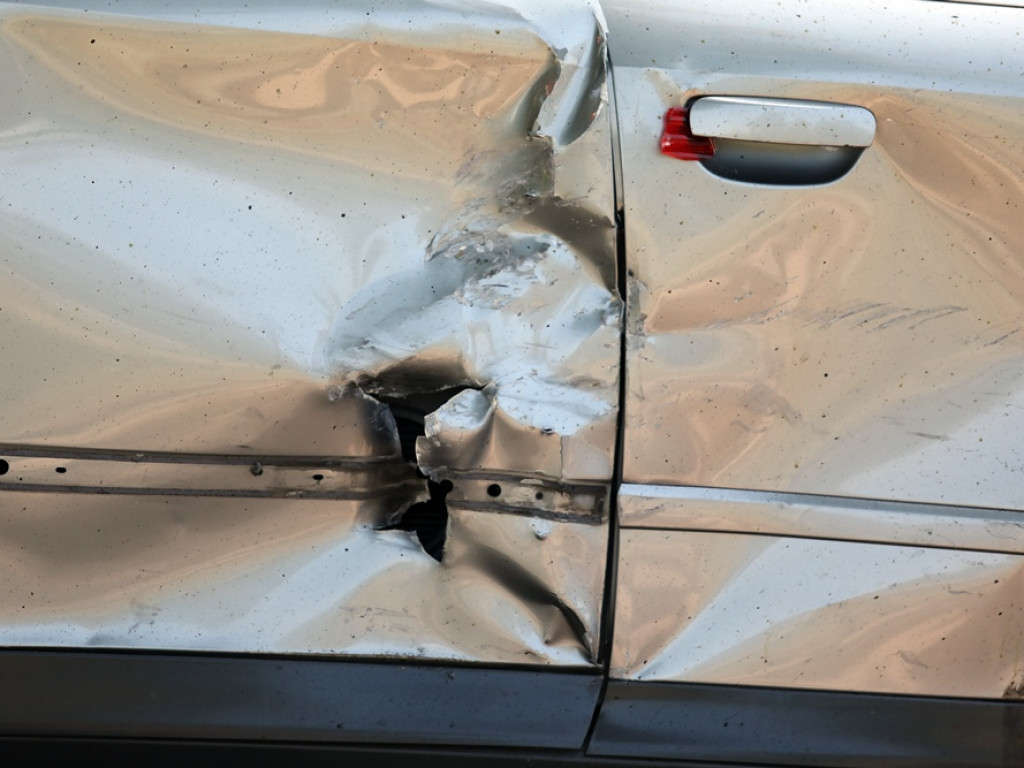 Poważny wypadek. Młody mężczyzna zakleszczony w BMW