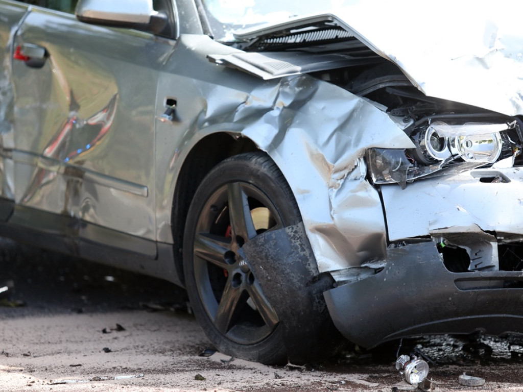 Poważny wypadek. Młody mężczyzna zakleszczony w BMW