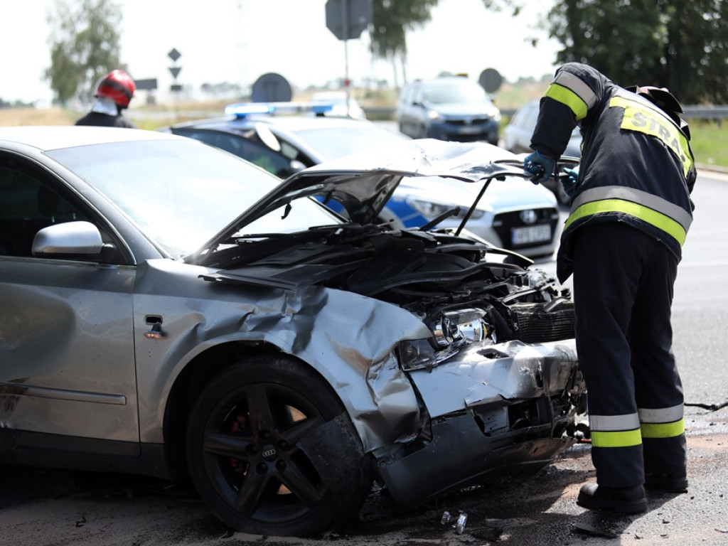Poważny wypadek. Młody mężczyzna zakleszczony w BMW