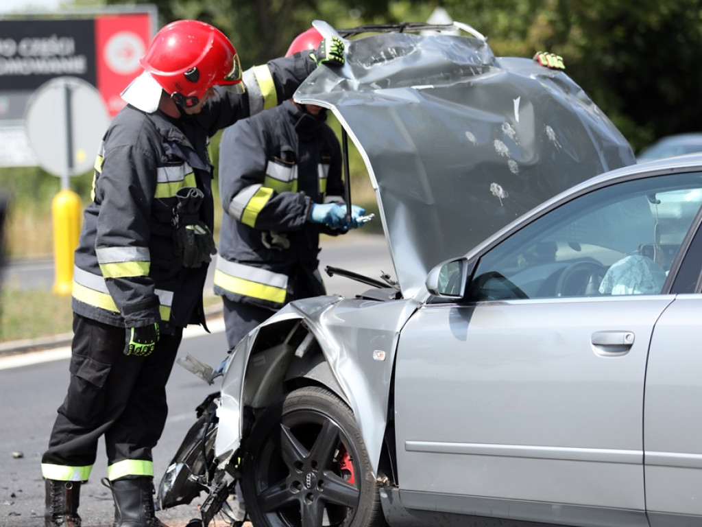 Poważny wypadek. Młody mężczyzna zakleszczony w BMW