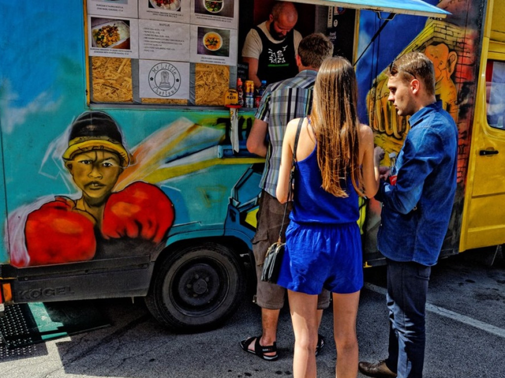 Zlot food trucków w Głogowie. Letni piknik pod marketem Carrefour