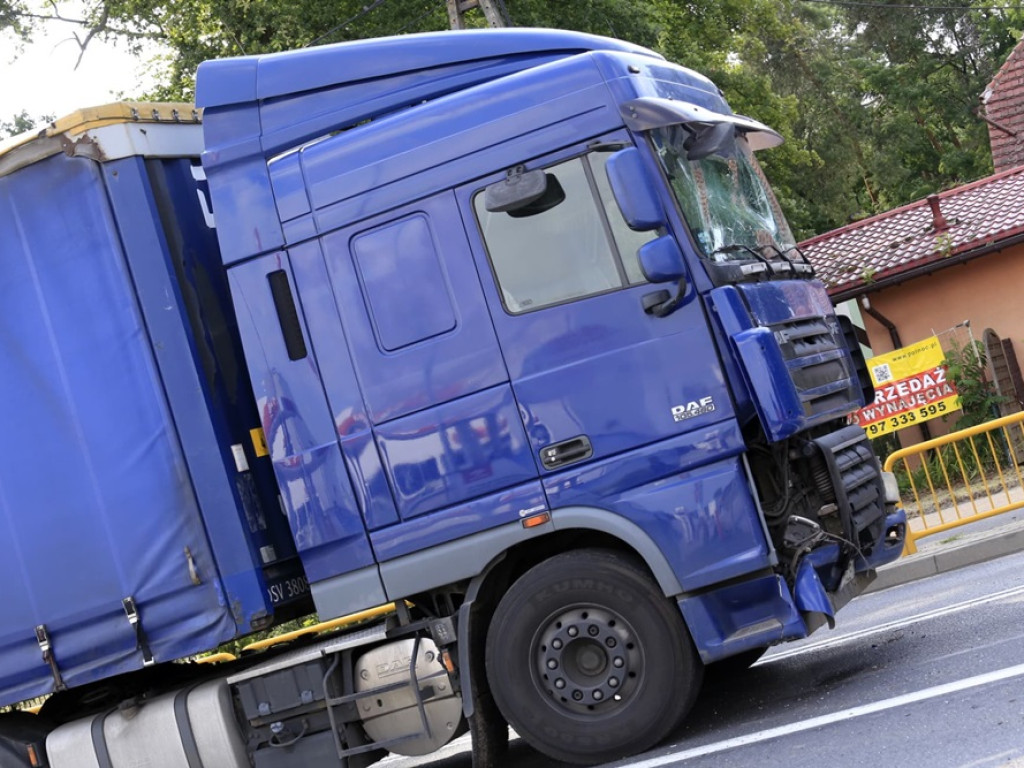 Kraksa na DK 12 w Radwanicach. Tir uderzył w karetkę
