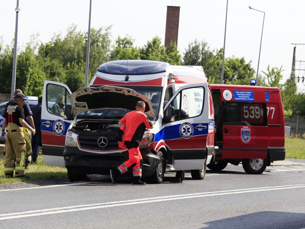 Kraksa na DK 12 w Radwanicach. Tir uderzył w karetkę