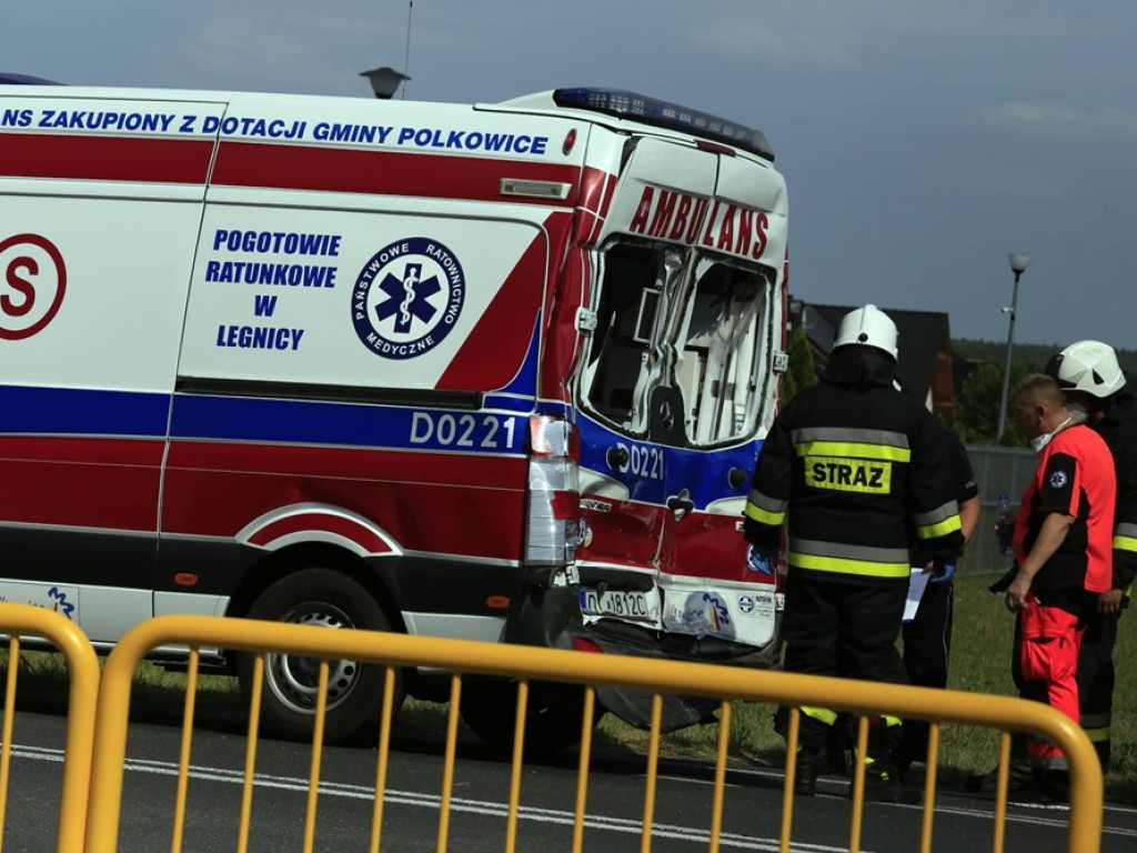 Kraksa na DK 12 w Radwanicach. Tir uderzył w karetkę
