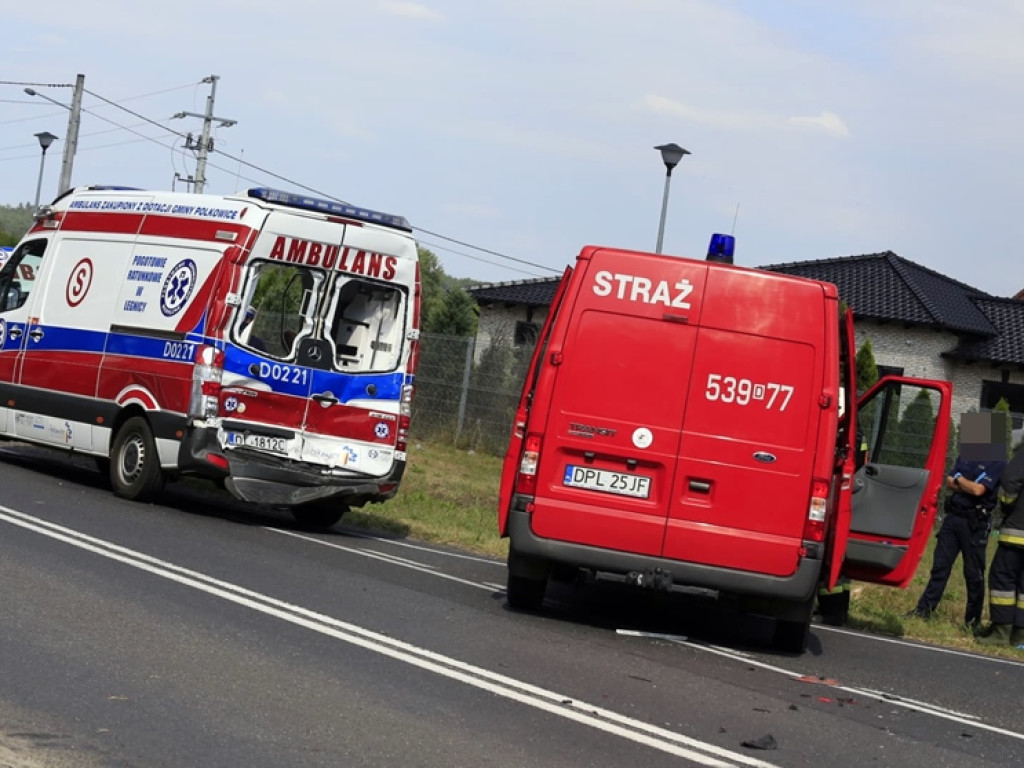 Kraksa na DK 12 w Radwanicach. Tir uderzył w karetkę