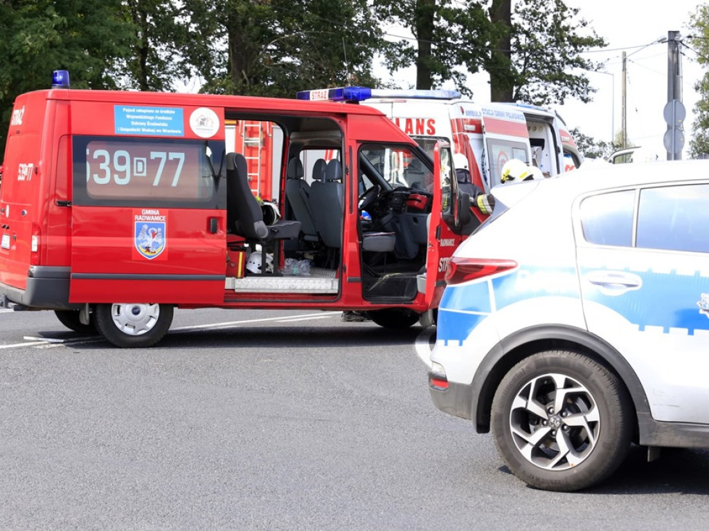 Kraksa na DK 12 w Radwanicach. Tir uderzył w karetkę