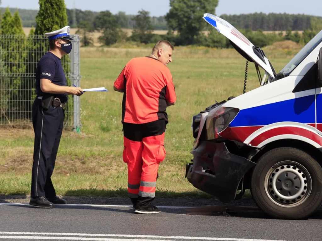 Kraksa na DK 12 w Radwanicach. Tir uderzył w karetkę