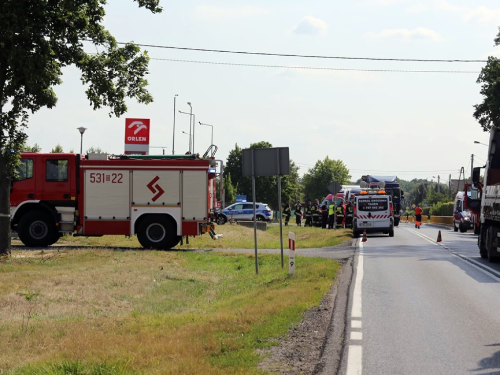 Kraksa na DK 12 w Radwanicach. Tir uderzył w karetkę