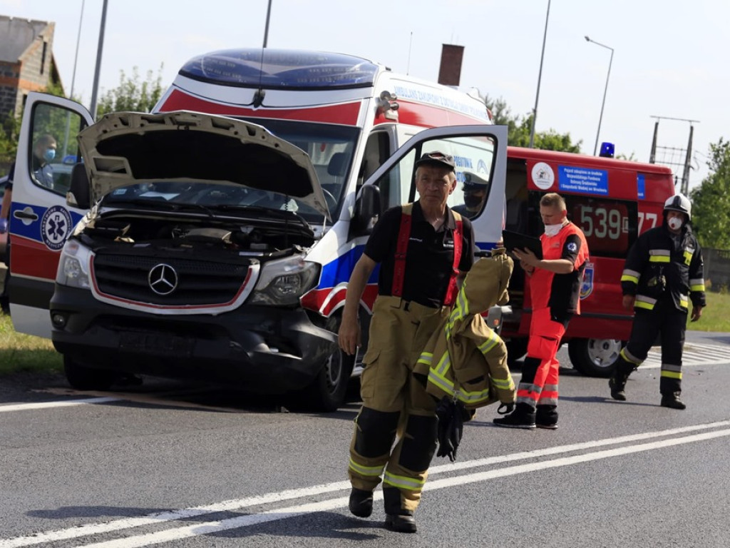 Kraksa na DK 12 w Radwanicach. Tir uderzył w karetkę