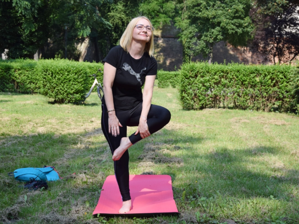 Joga w miejskiej fosie. Chętnych do udziału w akcji było wielu