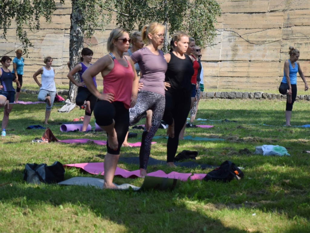Joga w miejskiej fosie. Chętnych do udziału w akcji było wielu