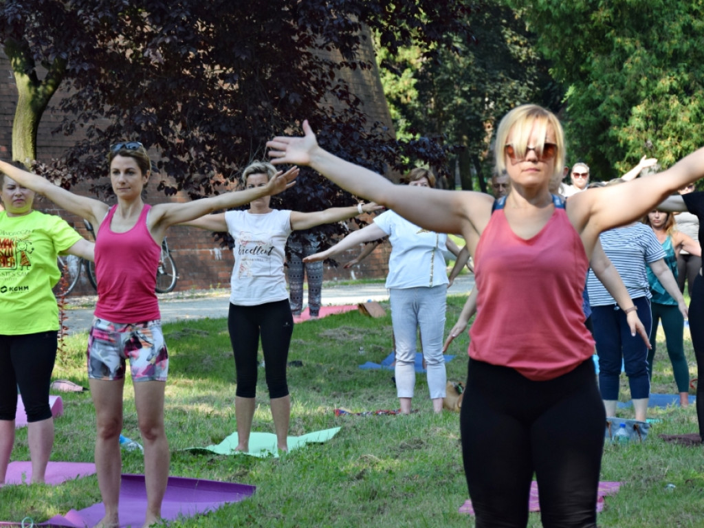 Joga w miejskiej fosie. Chętnych do udziału w akcji było wielu