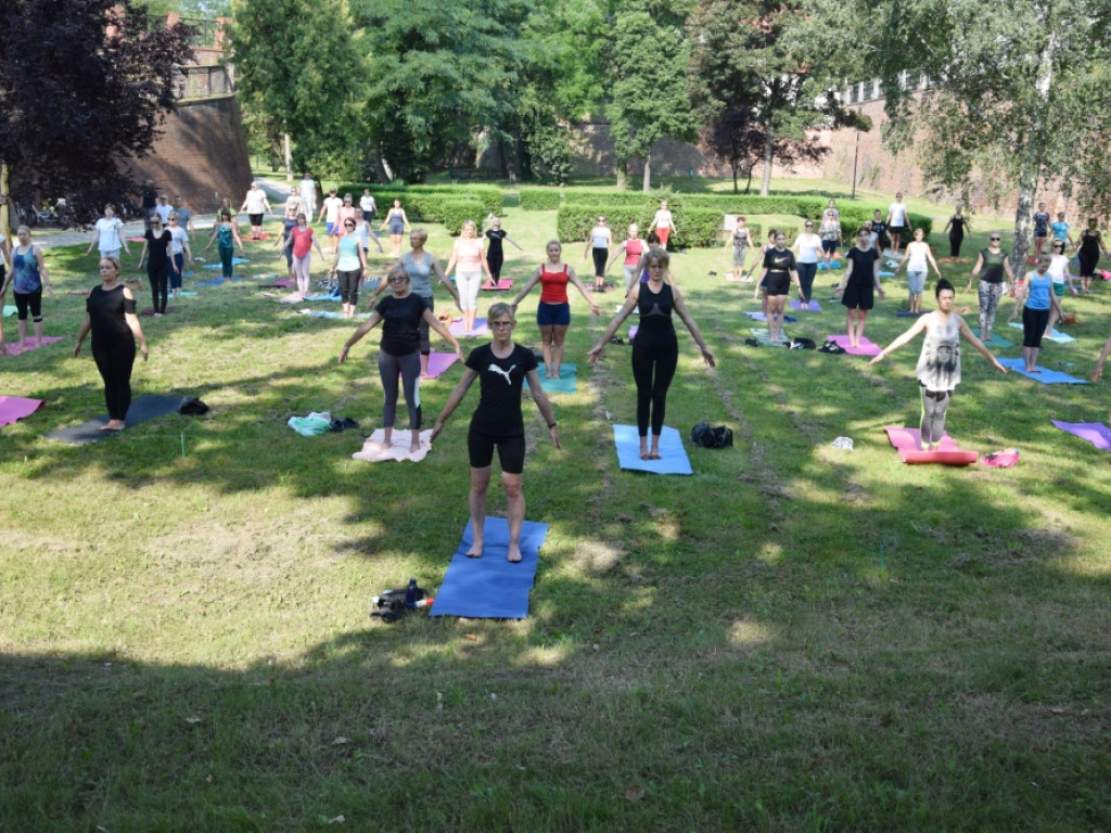 Joga w miejskiej fosie. Chętnych do udziału w akcji było wielu