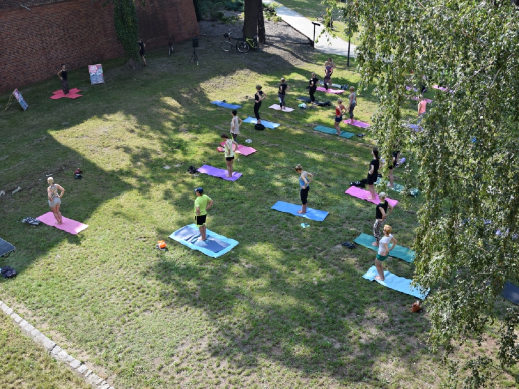 Joga w miejskiej fosie. Chętnych do udziału w akcji było wielu
