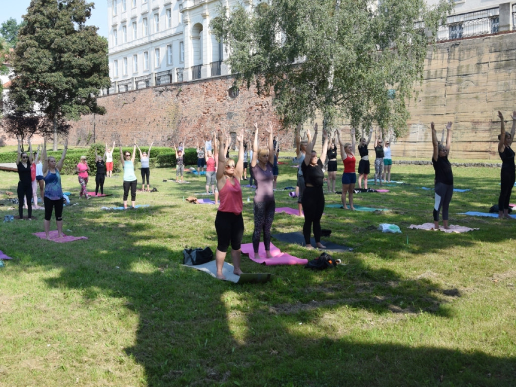 Joga w miejskiej fosie. Chętnych do udziału w akcji było wielu
