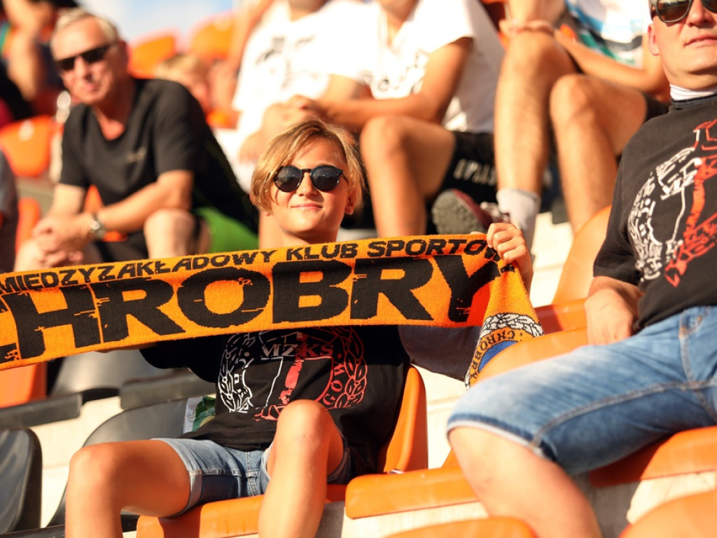 Święto na trybunach, bo Chrobry gra w Pucharze Polski. Duża frekwencja