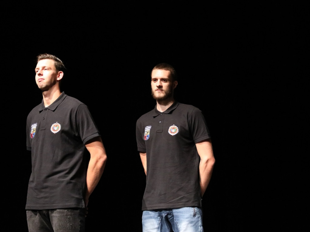 Siatkarze zaprezentowali się kibicom! Teatr stał się pomarańczowo-czarny