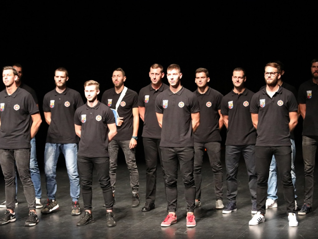 Siatkarze zaprezentowali się kibicom! Teatr stał się pomarańczowo-czarny