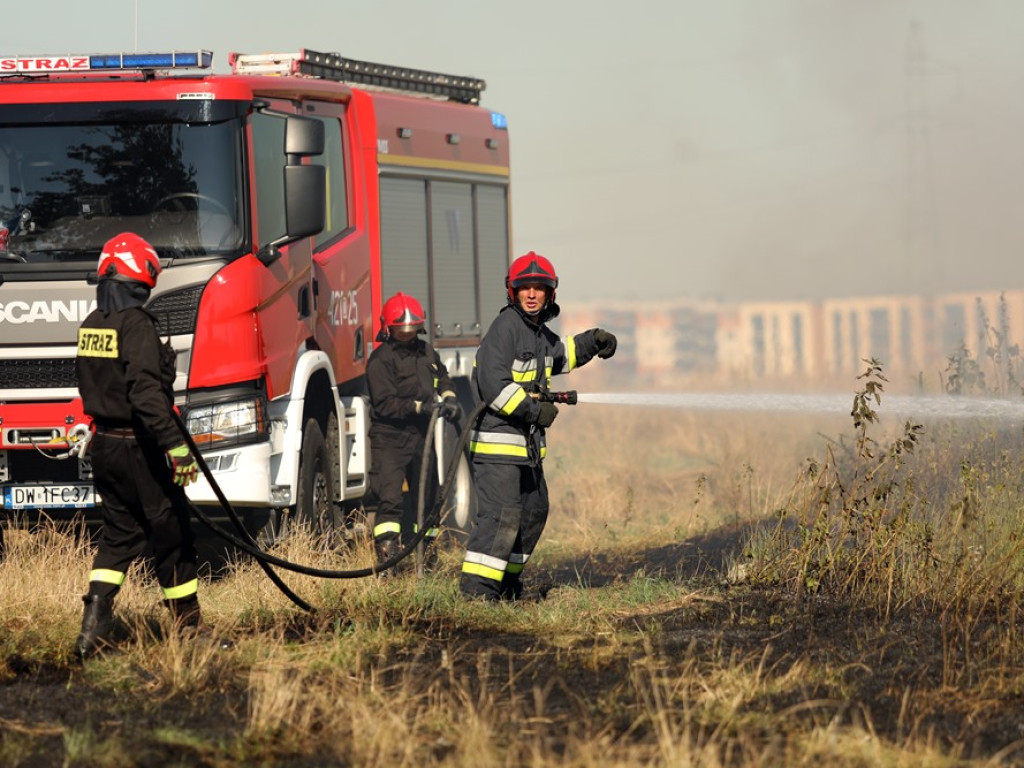 Pożar traw przy ulicy Kolejowej. Dym widoczny był z daleka