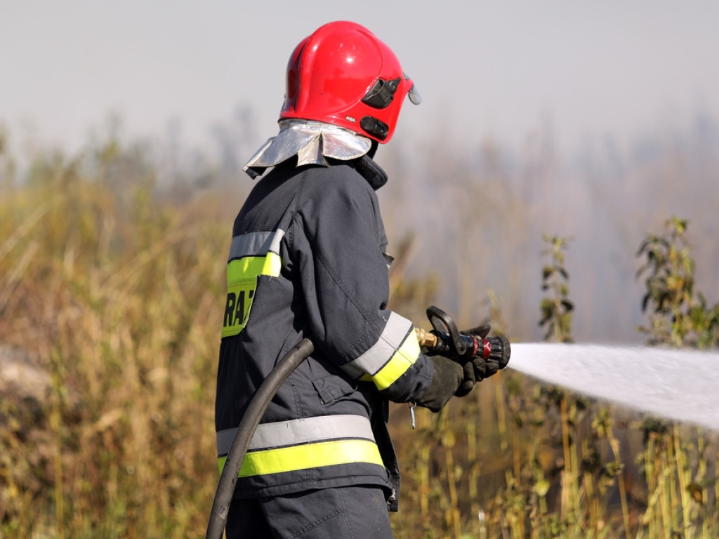 Pożar traw przy ulicy Kolejowej. Dym widoczny był z daleka