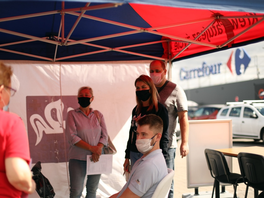 Krew na wagę... życia. Pod Carrefourem trwa akcja honorowego krwiodawstwa